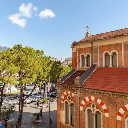 B&B Un Passo Dal Treno Piazza Vittorio Veneto 36-Salerno Station 외부 사진