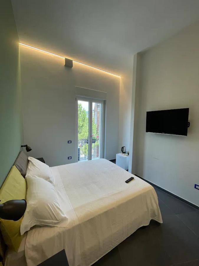 B&B Un Passo Dal Treno Piazza Vittorio Veneto 36-Salerno Station 외부 사진
