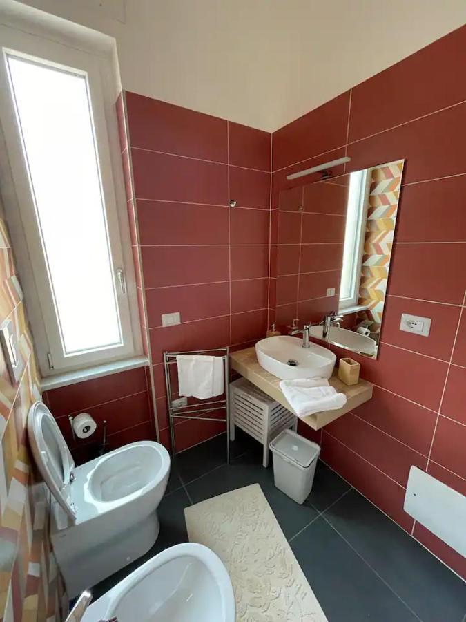 B&B Un Passo Dal Treno Piazza Vittorio Veneto 36-Salerno Station 외부 사진