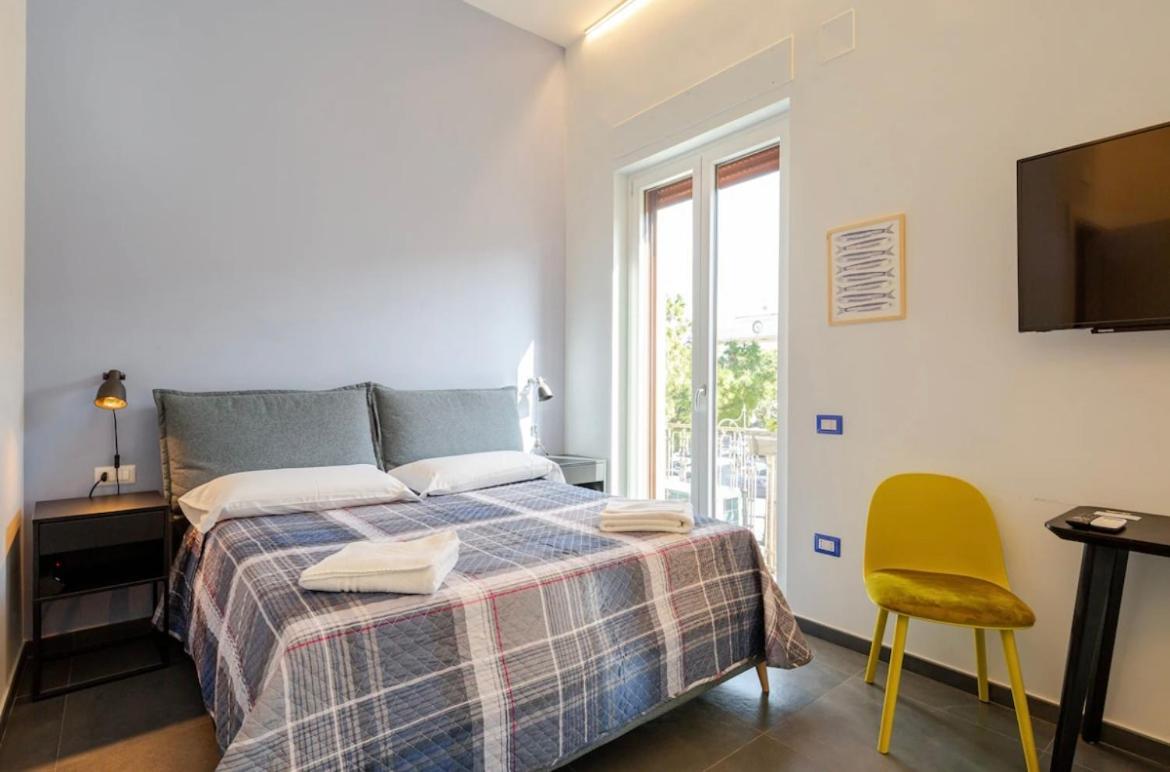 B&B Un Passo Dal Treno Piazza Vittorio Veneto 36-Salerno Station 외부 사진
