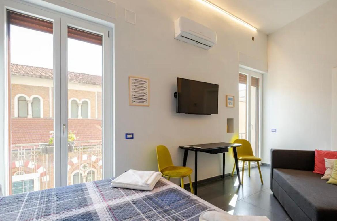 B&B Un Passo Dal Treno Piazza Vittorio Veneto 36-Salerno Station 외부 사진