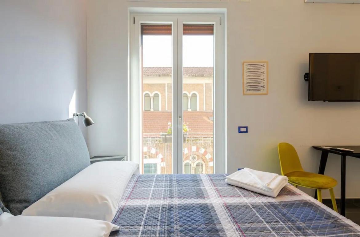 B&B Un Passo Dal Treno Piazza Vittorio Veneto 36-Salerno Station 외부 사진
