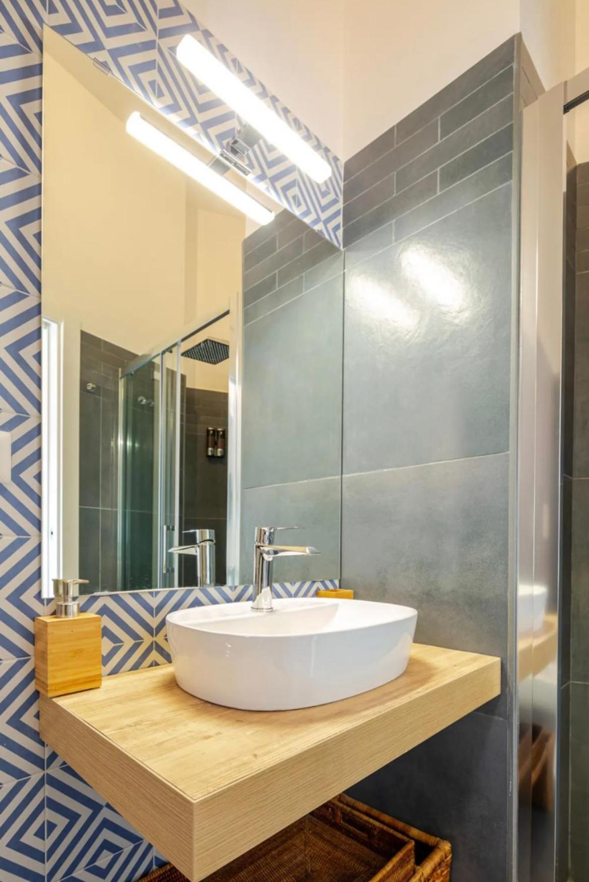 B&B Un Passo Dal Treno Piazza Vittorio Veneto 36-Salerno Station 외부 사진