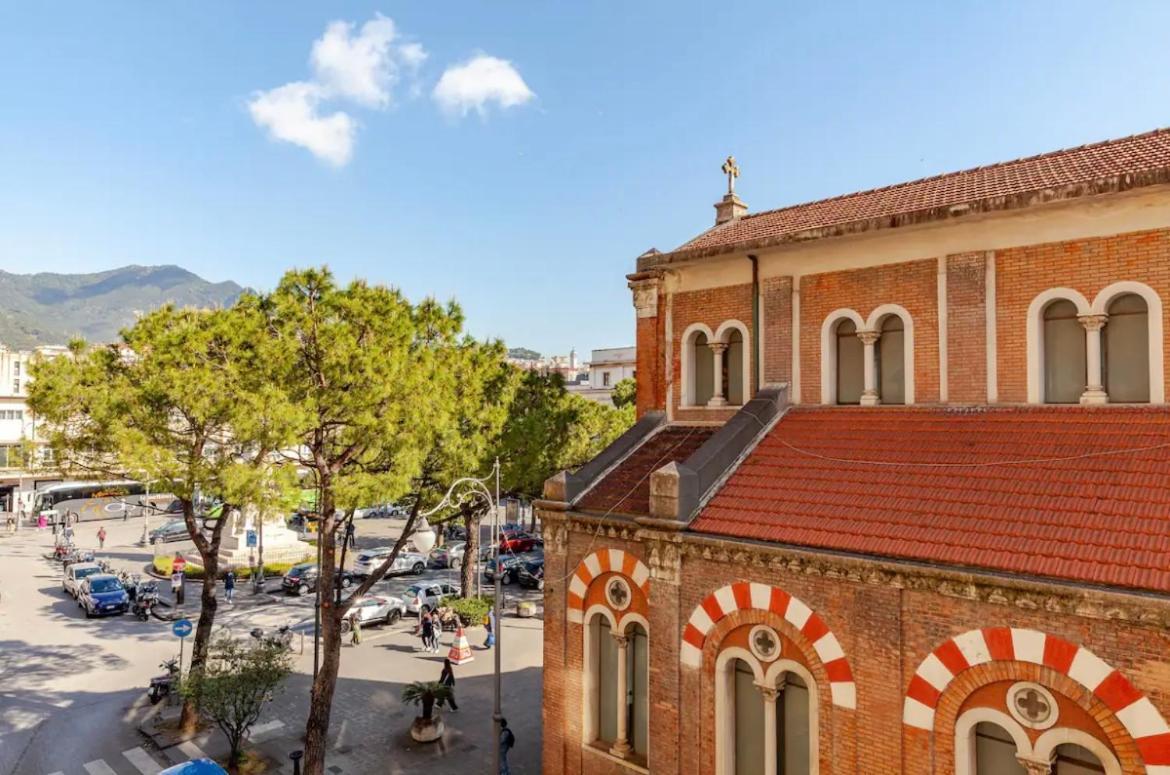 B&B Un Passo Dal Treno Piazza Vittorio Veneto 36-Salerno Station 외부 사진